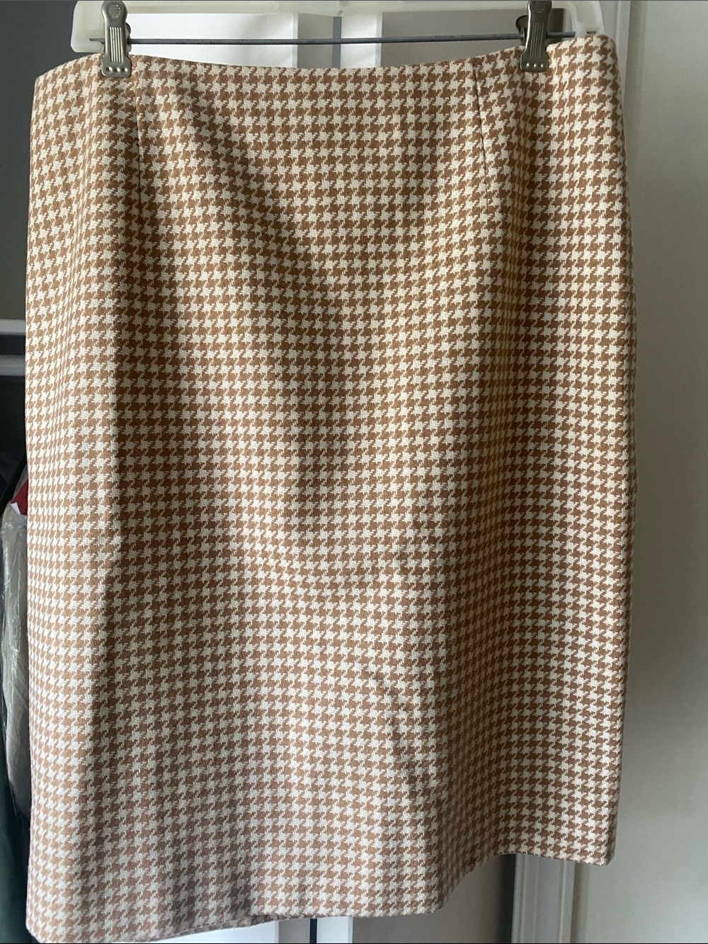 LOFT Tan & Cream Houndstooth Pencil Skirt - Picture 1 of 8